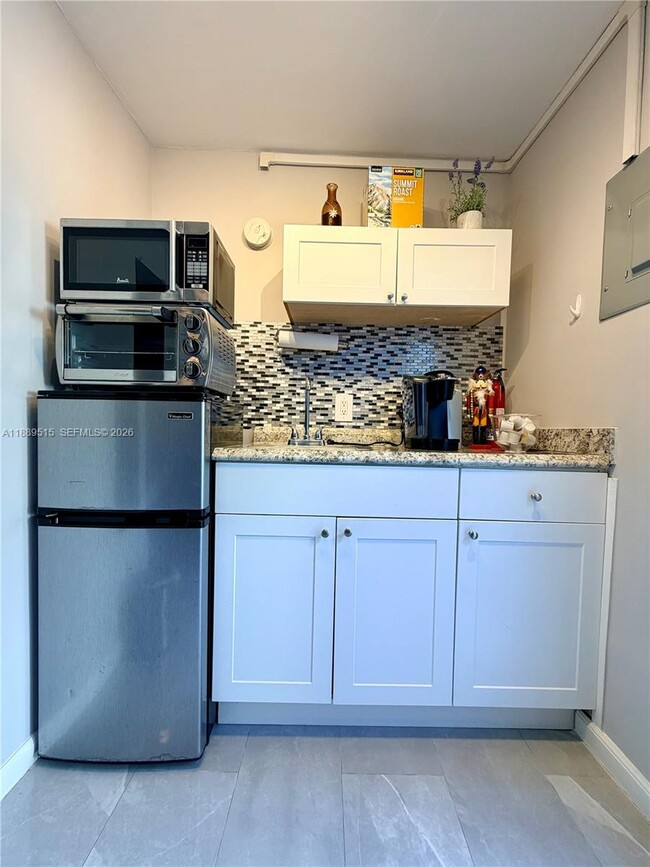 Building Photo - 361 SW 20th Rd