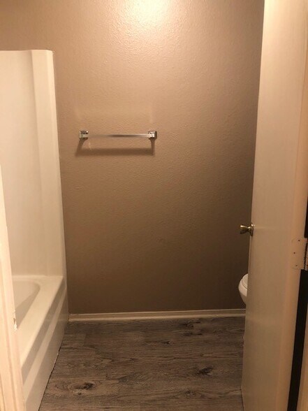 Building Photo - 2422 N Houston St