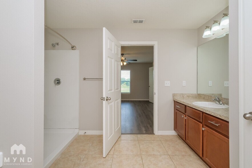 Building Photo - 6600 Wirevine Dr