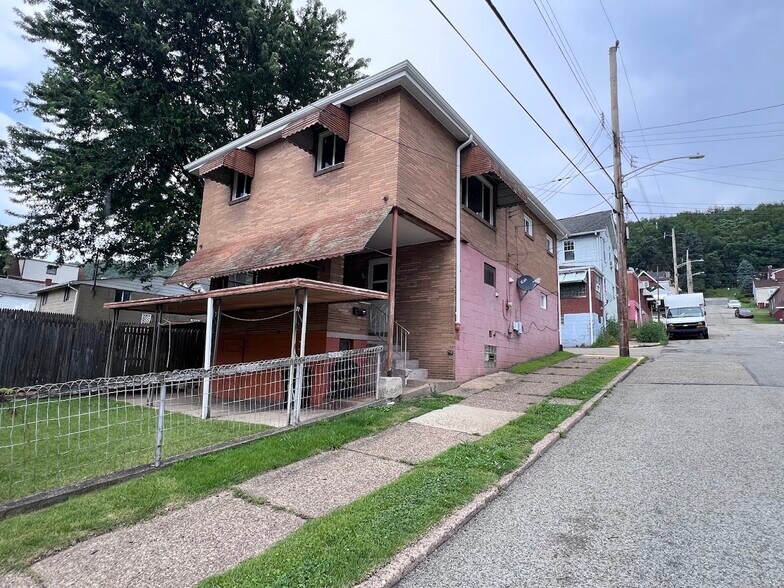 Building Photo - 609 8th St