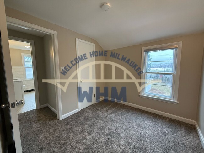 Building Photo - 6225 N Lydell Ave