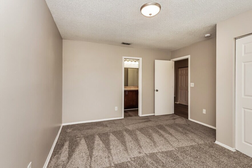 Building Photo - 5701 Longleaf Dr