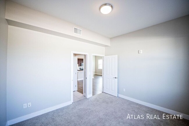 Building Photo - FREE February - Beautiful 2 Bed 2 Bath Cor...