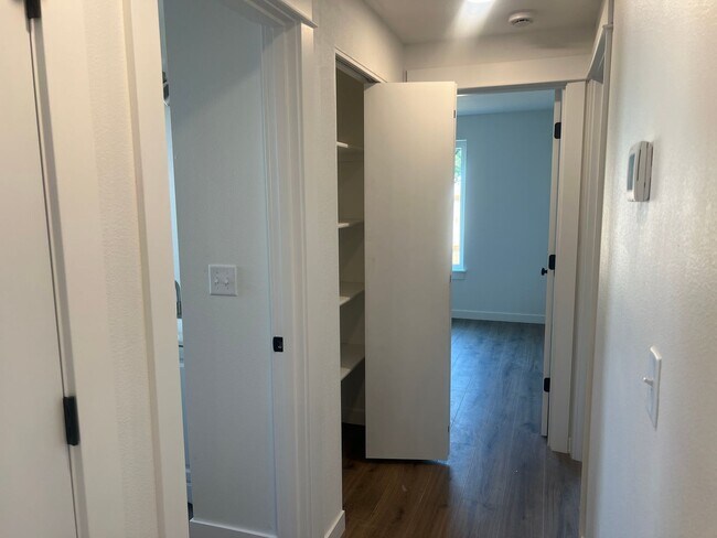 Building Photo - 724 SE 135th Ct