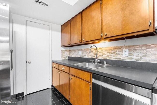 Building Photo - 110 Cross Keys Rd