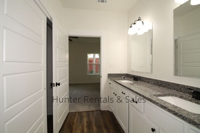 Building Photo - Upscale Three-bedroom Townhome!