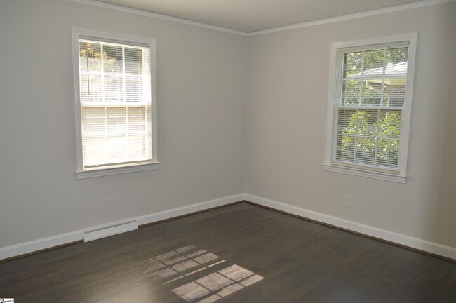Building Photo - 206 Hillside Dr