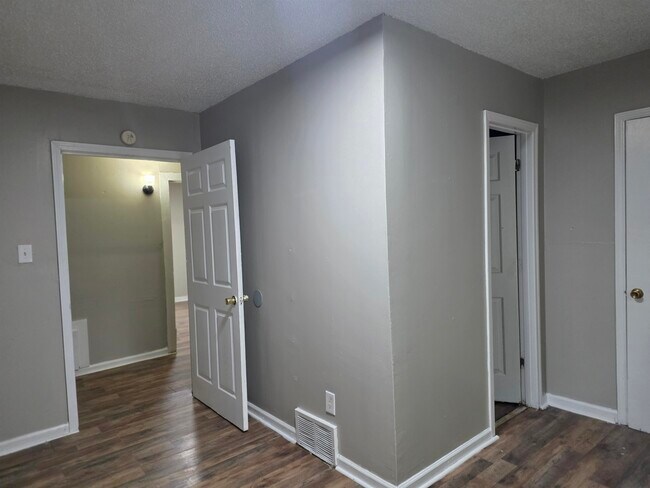 Building Photo - 4047 Chelsea Ave
