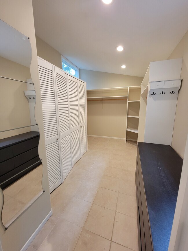 Building Photo - 5011 Lockhaven Ave