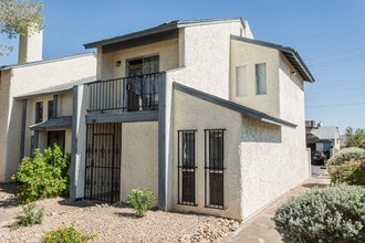 Building Photo - Great 2 Bedroom 1.5 Bath Townhome in Henderson