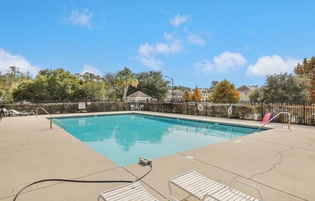 Building Photo - 3-bedroom, 2.5-bathroom Townhouse