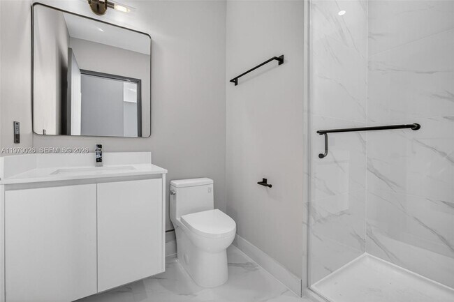 Building Photo - 700 NE 24th St