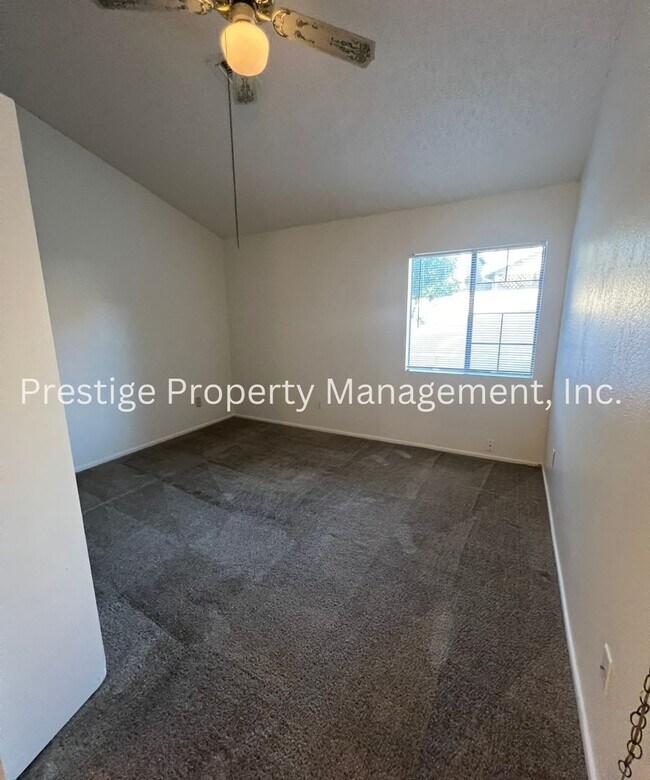 Building Photo - Wonderful Townhouse Located in the Northwest!!!