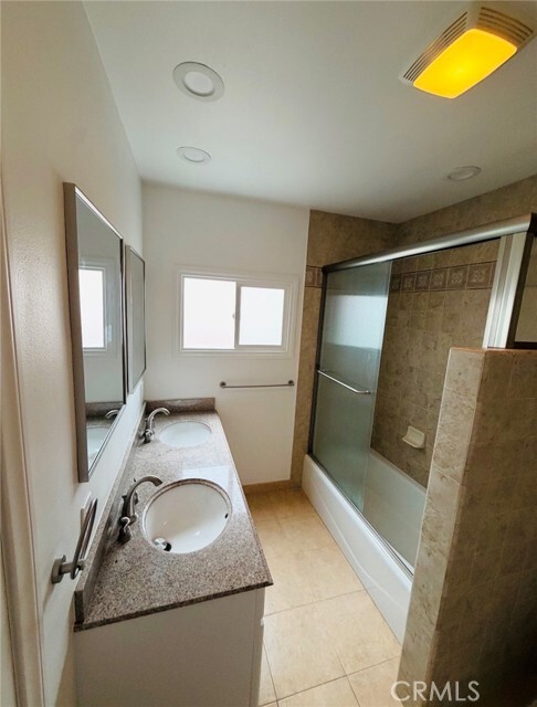 Building Photo - 10024 Norwich Ave