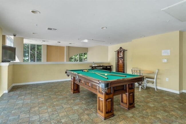 Building Photo - Beautiful One Bedroom Condo in the " Piazza Palermo." building! Pet considered!!
