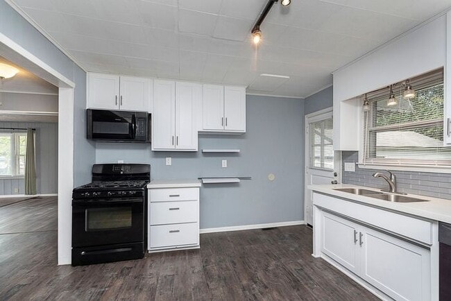 Building Photo - Great Broad Ripple Location With Fenced Backyard!