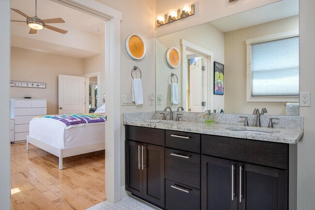 Building Photo - Charming Modern Home in Kenilworth