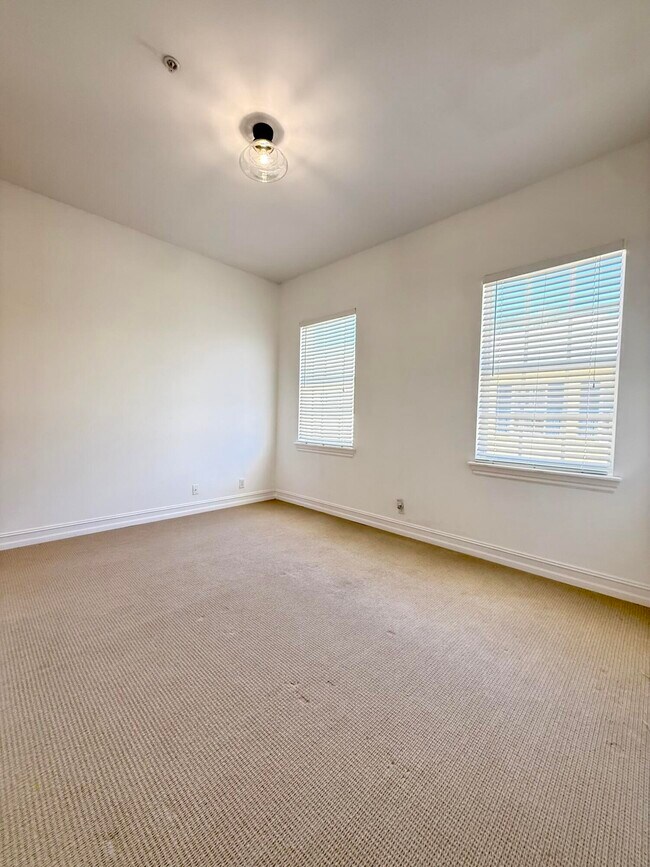 Building Photo - 319 Flamingo Dr