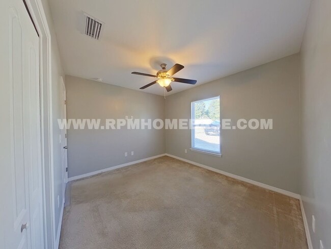 Building Photo - Move-In Special - Charming 3-Bedroom Home on a Corner Lot with Spacious Yard – Pet Friendly!