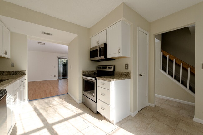 Building Photo - 5 Oakwood Park