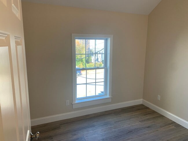 Building Photo - 129 Kenoza Ave