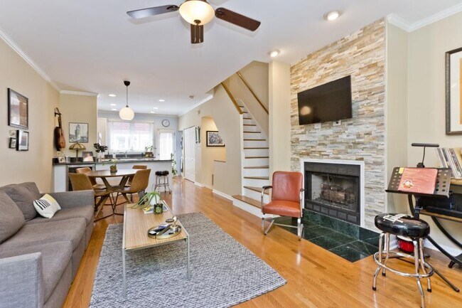 Building Photo - 3 bedroom in Chicago IL 60660