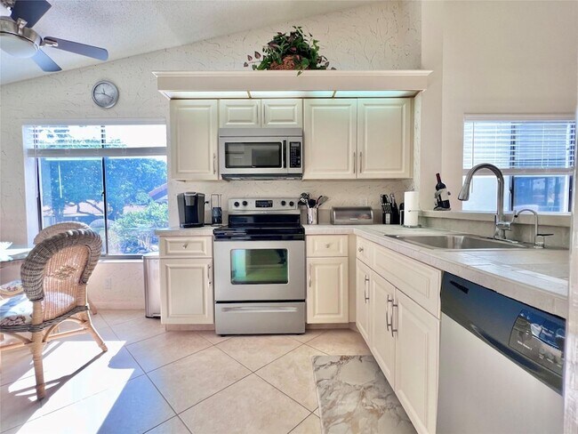 Building Photo - 10771 Palm Lake Ave