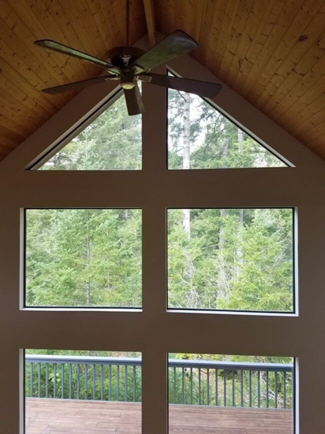 Building Photo - Beautiful home located on Emerald Lake