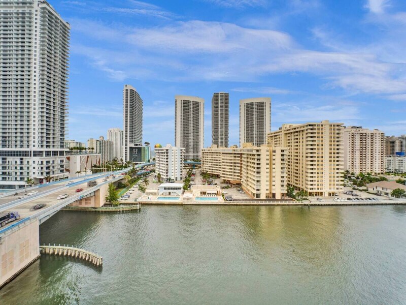Building Photo - 2602 E Hallandale Beach Blvd