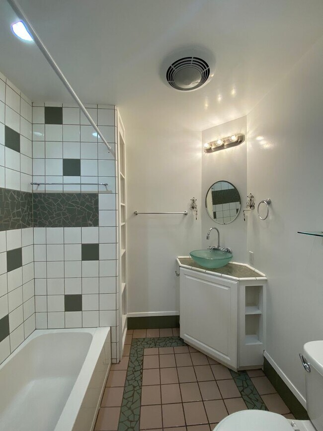 Building Photo - Long Beach: 4 bedroom 3 bath with Spacious...