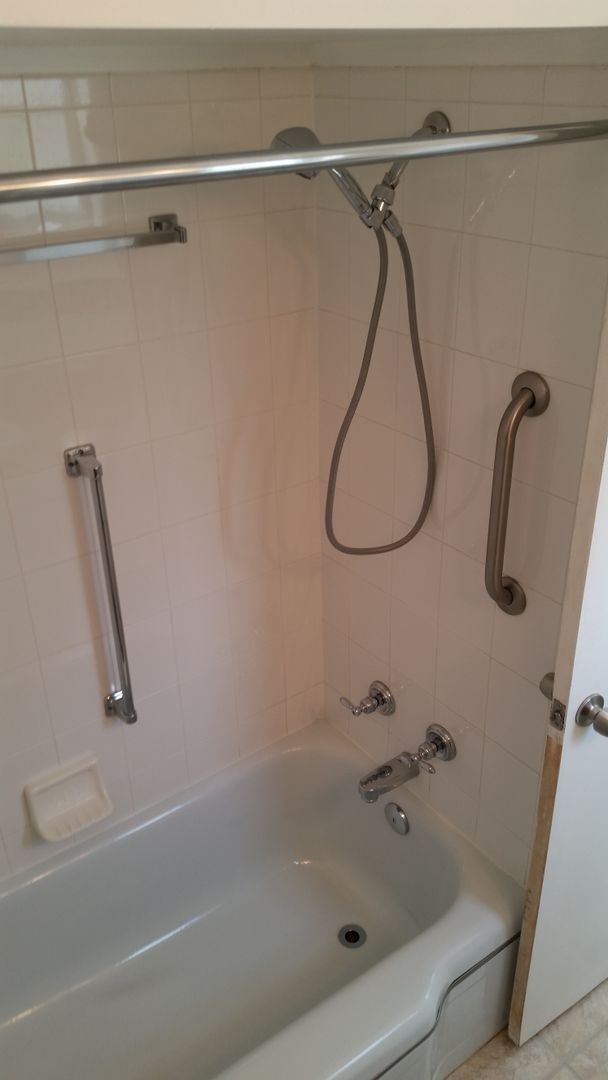 Building Photo - Southside Flats Recently Renovated 3 bedroom beauty with OFF-STREET PARKING and patio!