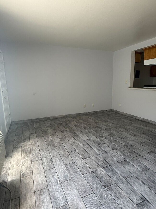 Building Photo - 1 BEDROOM 1 BATHROOM ONTARIO APARTMENT