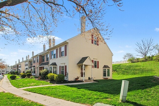 Building Photo - Beautiful Spacious Townhome