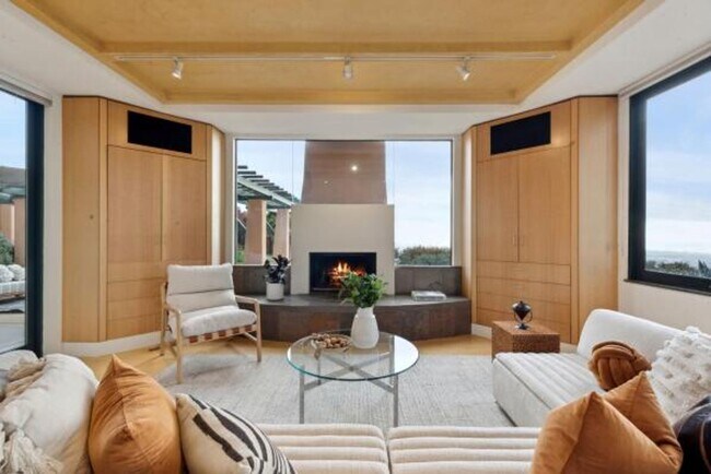 Building Photo - Luxury Living Above The Bay -- Iconic views!