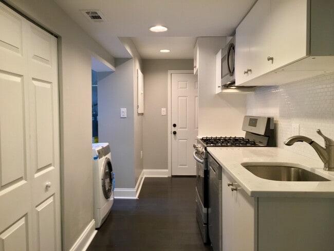 Building Photo - Newly Renovated End-of-Group Townhome in F...