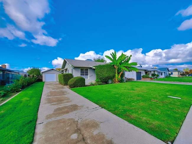 Building Photo - Single-Level 2BR Apartment with Garage in Fresno!