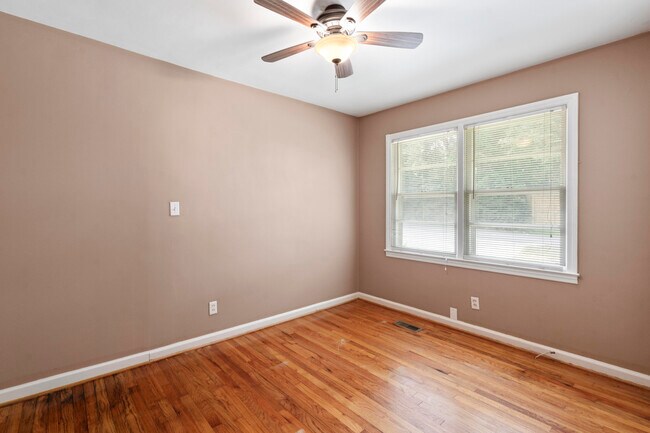 Building Photo - 3005 Pine Dr NE