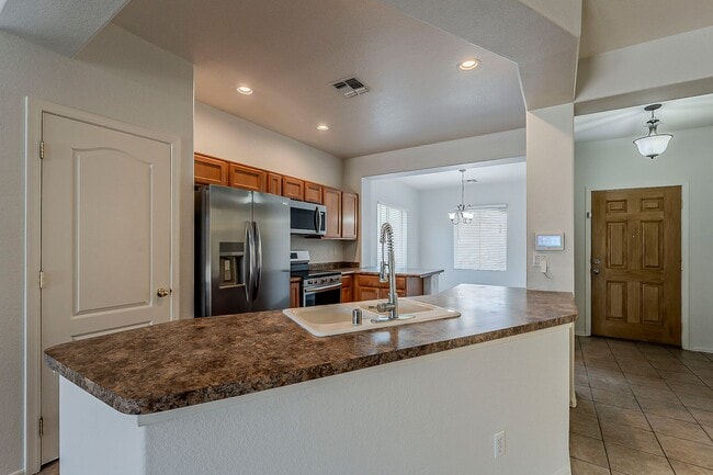 Building Photo - 3 Bed 2 Bath - New Kitchen Appliances\Carp...