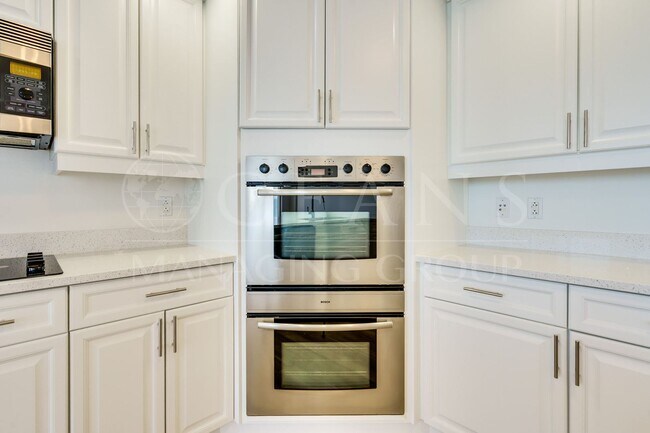 Building Photo - Breathtaking 3 Bedroom Daytona Beach Shore...