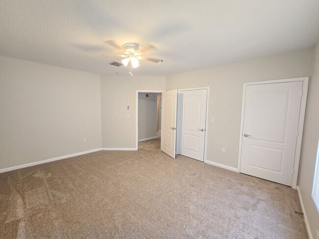 Building Photo - 1 bedroom condo in a resort like community
