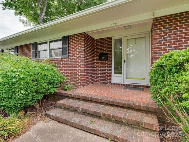 Building Photo - 1422 Holmes Dr