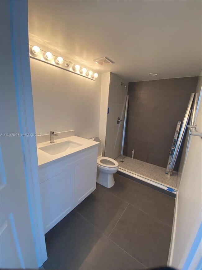 Building Photo - 1155 Brickell Bay Dr