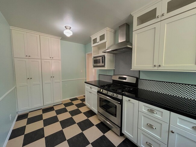 Building Photo - Clean and comfortable 3 bedroom available ...