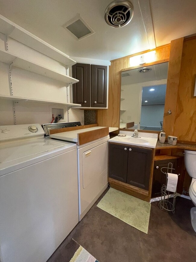Building Photo - Spacious Garden-Level Studio in Prime Trav...