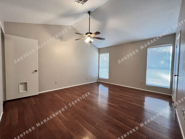 Building Photo - 3 BEDROOM 2 BATH IN HEART OF CHANDLER WITH...