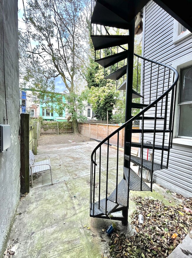 Building Photo - 441 Bainbridge St.