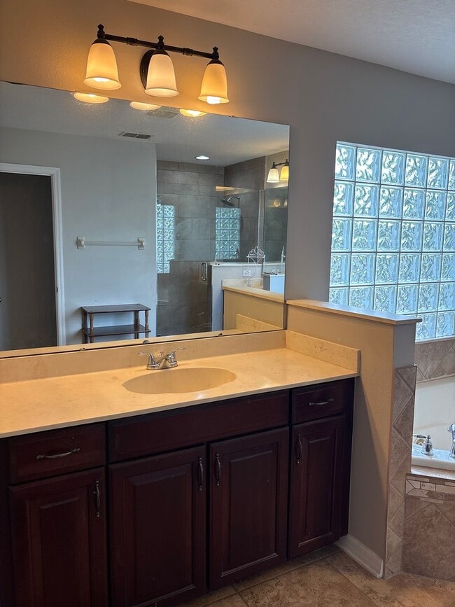 Building Photo - Stunning 6-Bedroom Pool Home in Desirable ...
