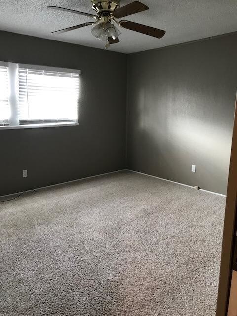 Building Photo - 2827 Lloyd Dr