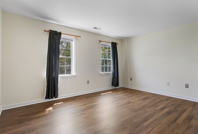 Building Photo - BEAUTIFUL 5 BEDROOM HOME IN HAMPTON PARK