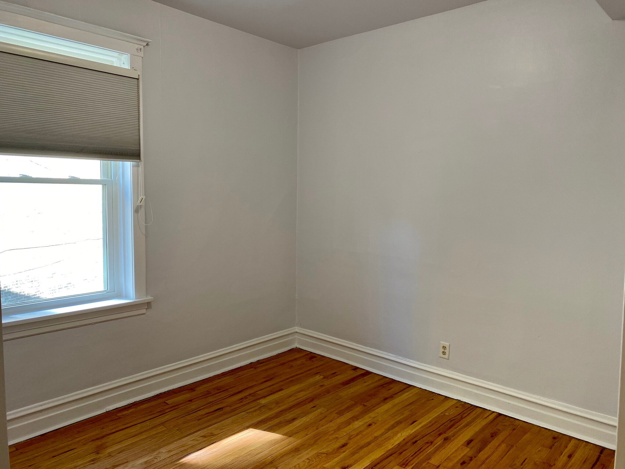 Bedroom - 2058 W Hutchinson St